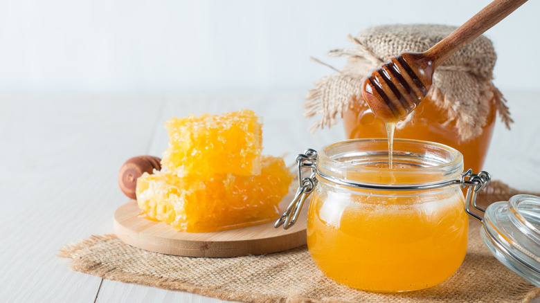عسل و شربت شیرین کننده مصنوعی